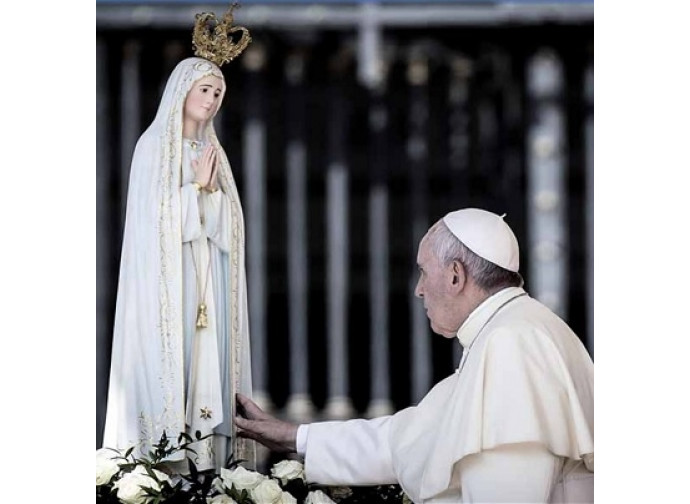 Papa Francesco davanti alla statua della Madonna di Fatima Papa Francesco davanti alla statua della Madonna di Fatima